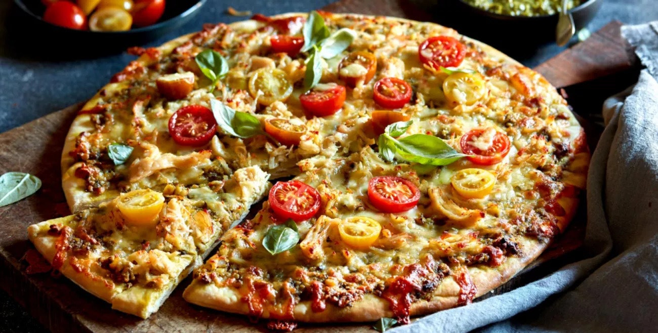 1806 chicken and pesto pizza in three easy steps Desktop 1300x658