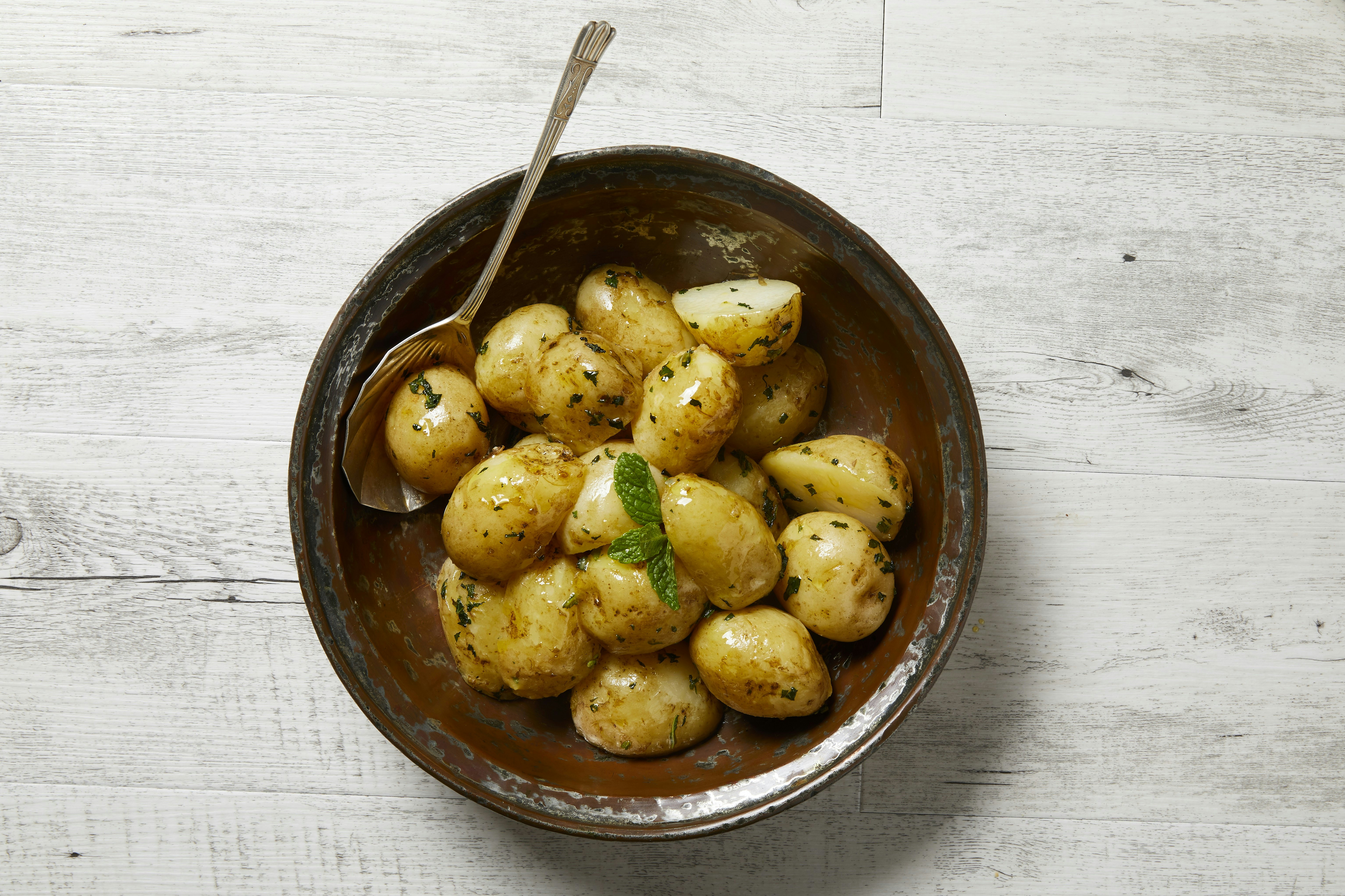 https://supervalue.imgix.net/assets/recipes/Boiled-New-Potatoes-with-Minty-Herb-Butter.jpg